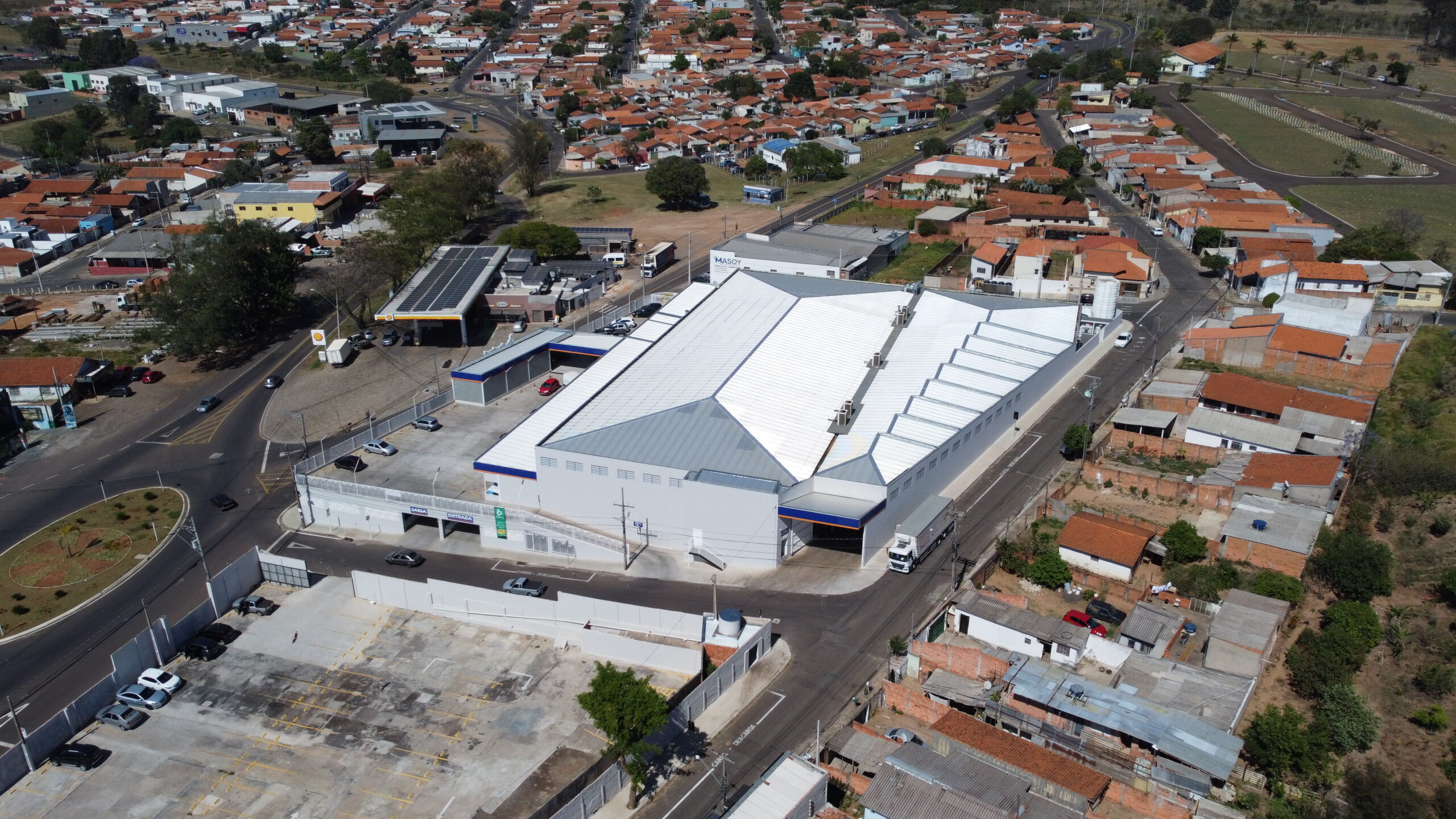 Medição de telhado de barracão para cálculo de metragem de telha