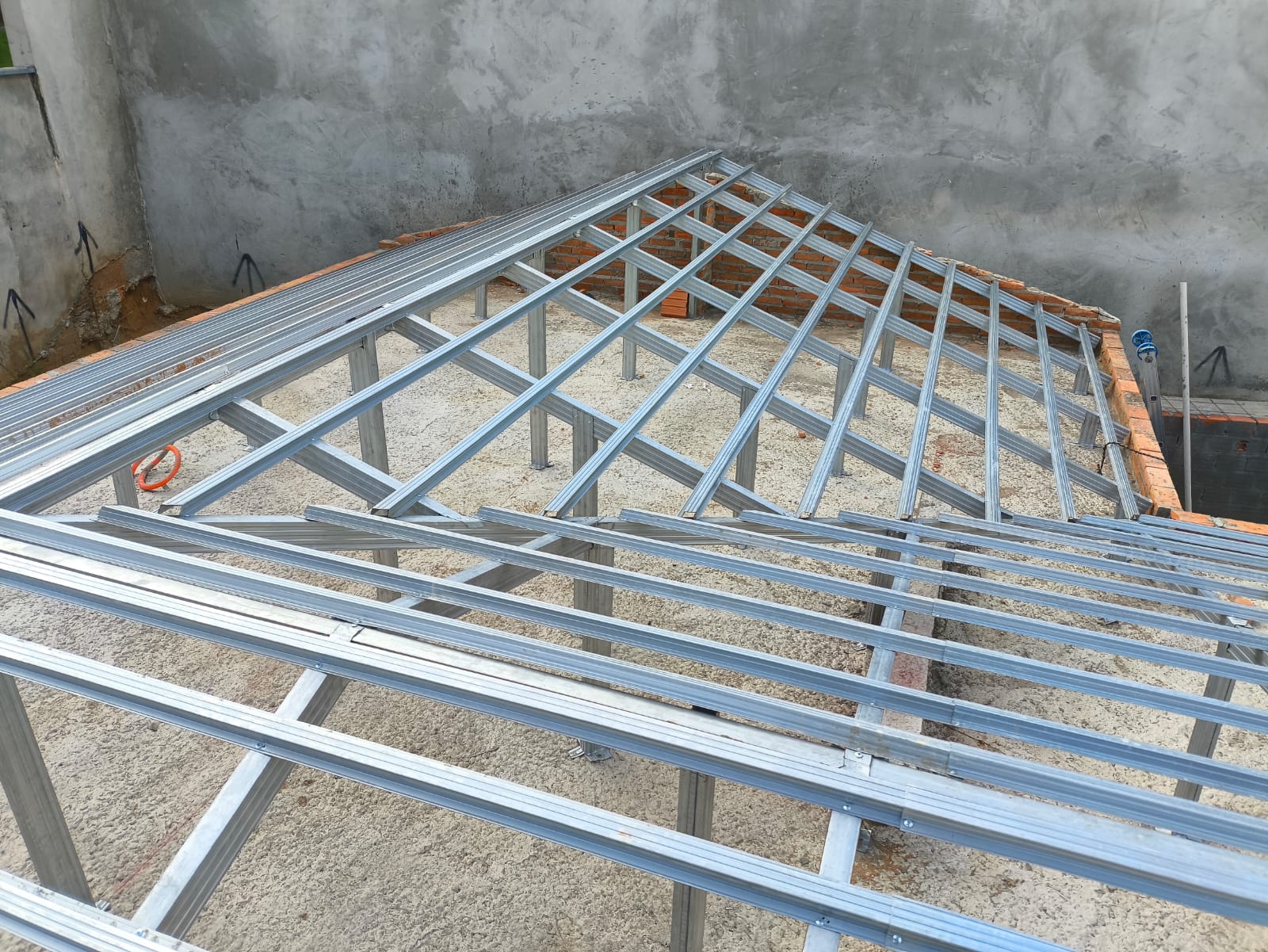 Estrutura galvanizada aplicada em telhado residencial